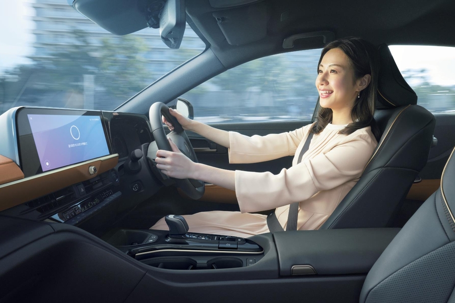 【モデル入り素材】音声による車両の操作**T-Connect契約とコネクティッドナビのオプション契約が必要です