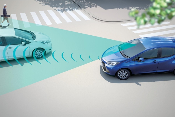 【モデル入り素材】TOYOTA SAFETY SENSE イメージ 写真(左):Z(2WD)