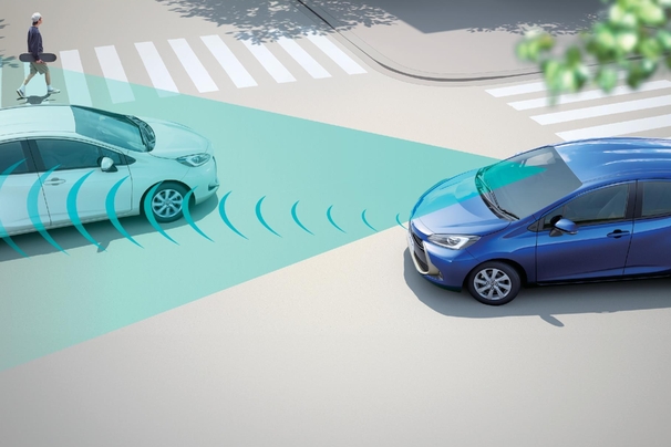 【モデル入り素材】TOYOTA SAFETY SENSE イメージ 写真(左):Z(2WD)