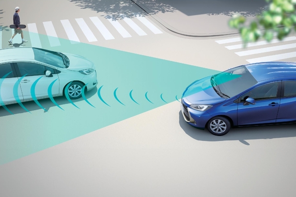 【モデル入り素材】TOYOTA SAFETY SENSE イメージ 写真(左):Z(2WD)