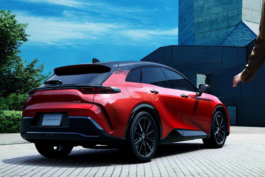【モデル入り素材】SPORT RS（2.5Lプラグインハイブリッド車）