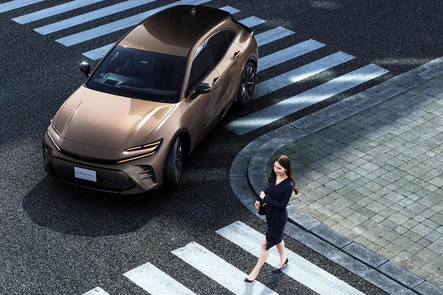 【モデル入り素材】SPORT Z（2.5Lハイブリッド車）