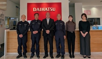 ダイハツショップ紀三井寺店集合写真（全員）.jpg