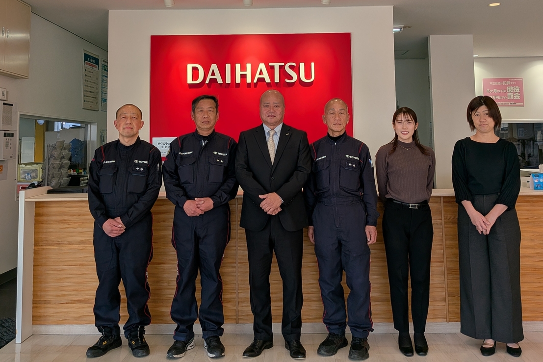 ダイハツショップ紀三井寺店集合写真（全員）.jpg